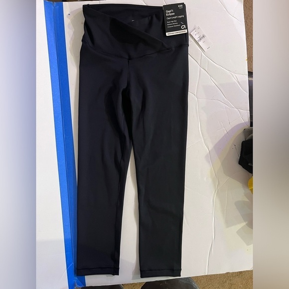 GapFit Eclipse Capri-Length Legging - Moisture Wicking Crossover Waistband - Picture 1 of 4